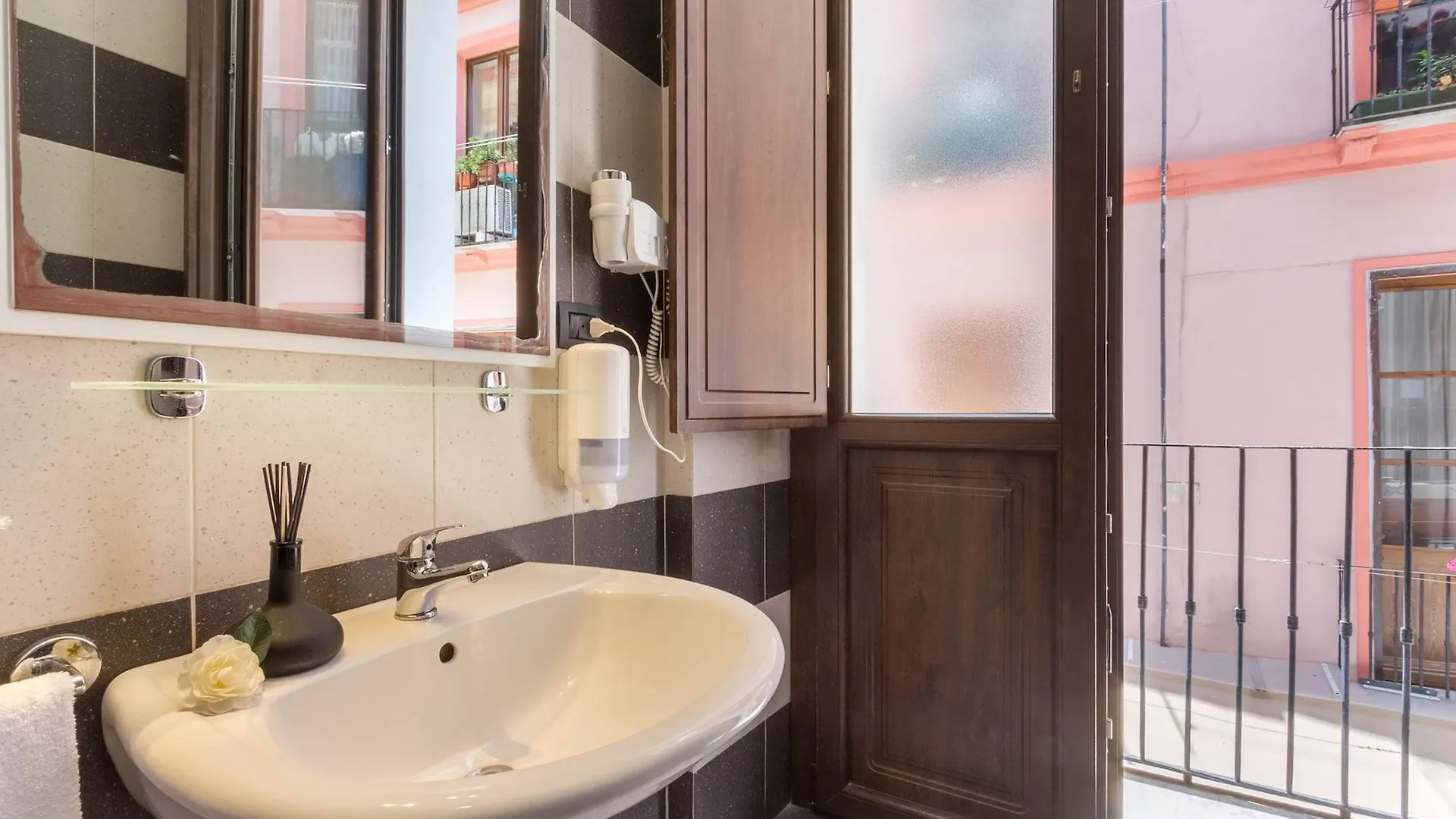 Arcobaleno Rooms Cagliari 2*,  Italy